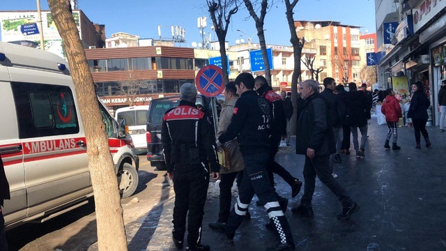 5'inci kata çıkıp intihar etmek istedi, vatandaşlar o anları film izler gibi seyretti