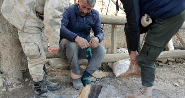Mehmetçik, ayağında çorap olmayan depremzedeye kendi çorabını giydirdi