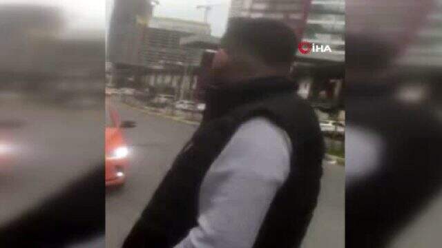 Taksiciler, turizm şirketi aracının önünü kesip evrak kontrolü yaptı