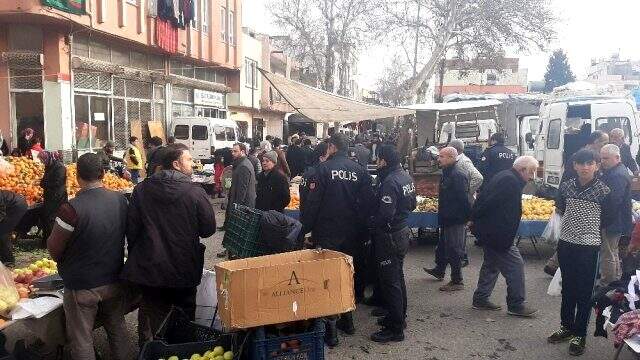 Yaralının yakınları görüntü çekmeye çalışan muhabirlere saldırdı Yaralının yakınları görüntü çekmeye çalışan muhabirlere saldırdı
