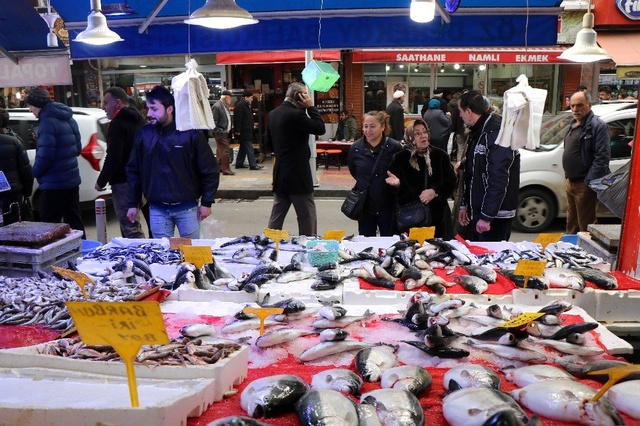 Hamsinin fiyatı 20 TL'den 12 TL'ye düşünce vatandaşlar balıkçılara koştu