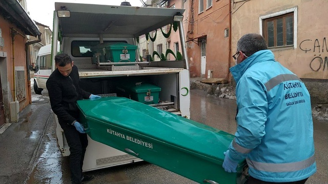 Kesinleşmiş hapis cezasıyla aranan şüphelinin cesedini köpekler yedi
