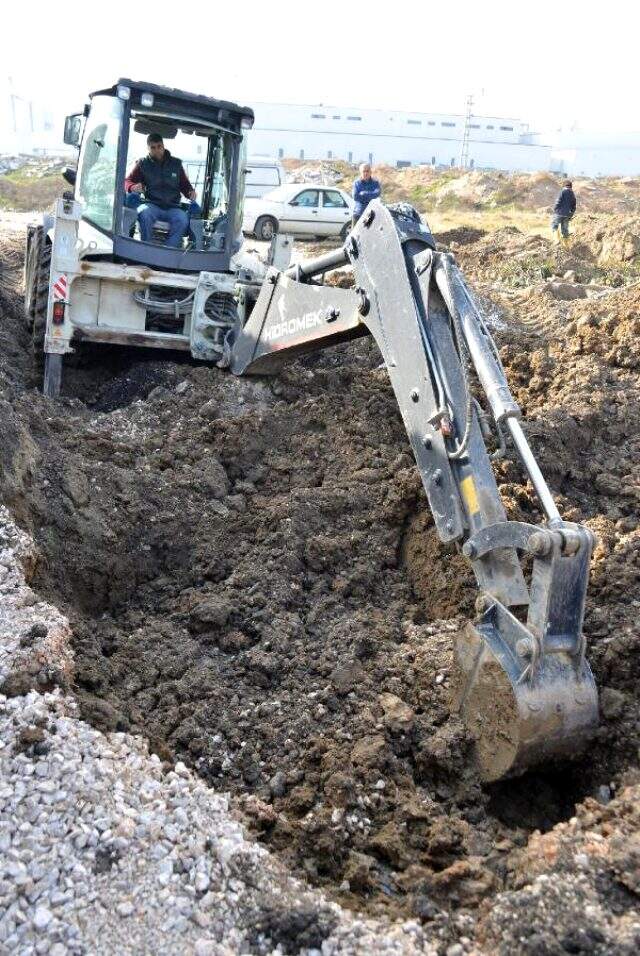 Yan yana 2 musluktan birinden mazot akınca, toprağa gömülü depoya ulaşıldı Yan yana 2 musluktan birinden mazot akınca, toprağa gömülü depoya ulaşıldı