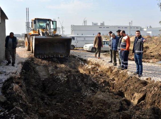 Yan yana 2 musluktan birinden mazot akınca, toprağa gömülü depoya ulaşıldı