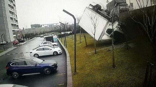 Yoldan çıkan kamyon, lüks aracın üstüne düştü Yoldan çıkan kamyon, sitenin bahçesindeki lüks aracın üstüne düştü