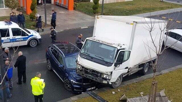 Yoldan çıkan kamyon, lüks aracın üstüne düştü Yoldan çıkan kamyon, sitenin bahçesindeki lüks aracın üstüne düştü