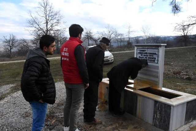 Vatandaşlar, maden suyu akan çeşmeye bidonlarla akın ediyor