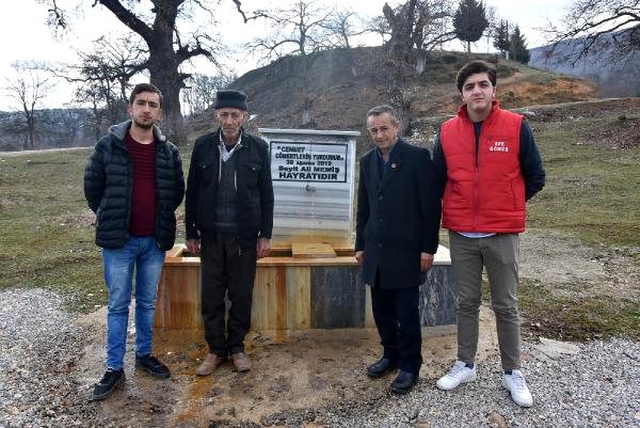 Vatandaşlar, maden suyu akan çeşmeye bidonlarla akın ediyor