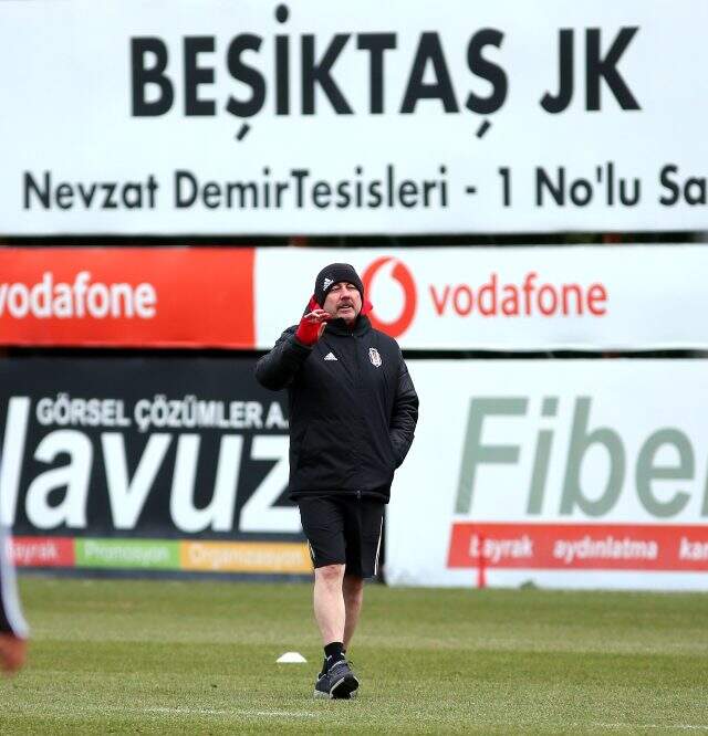 Sergen Yalçın, Beşiktaş ile ilk antrenmanına çıktı Sergen Yalçın, Beşiktaş ile ilk antrenmanına çıktı
