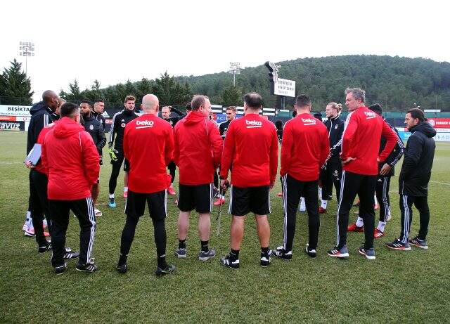 Sergen Yalçın, Beşiktaş ile ilk antrenmanına çıktı Sergen Yalçın, Beşiktaş ile ilk antrenmanına çıktı