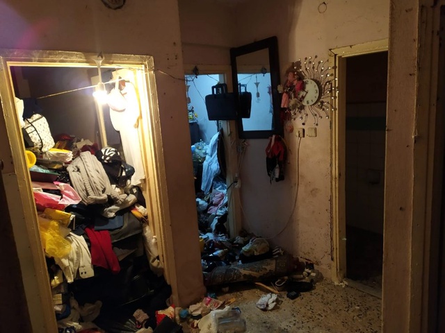 Koku üzerine eve giden belediye ekipleri, 3 kamyon dolusu çöp çıkardı