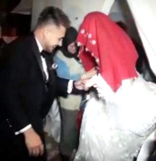 Manisa'da depremzede aile düğünü ertelemedi, gelin çadırdan gelinlikle çıktı Manisa'da depremzede aile düğünü ertelemedi, gelin çadırdan gelinlikle çıktı