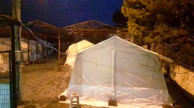 Manisa'da depremzede aile düğünü ertelemedi, gelin çadırdan gelinlikle çıktı Manisa'da depremzede aile düğünü ertelemedi, gelin çadırdan gelinlikle çıktı