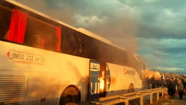 Yolcu otobüsünde can pazarı! Kapılar açılmadı, esnaf ve vatandaşlar camları kırdı Yolcu otobüsünde can pazarı! Kapılar açılmadı, esnaf ve vatandaşlar camları kırdı