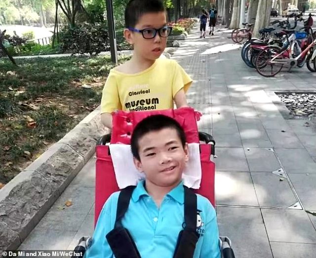 Çin'de ailesi karantinaya alınan 17 yaşındaki genç hayatını kaybetti