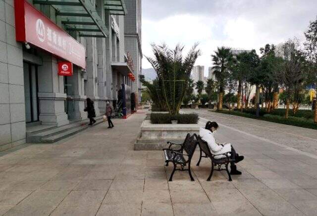 Koronavirüs'ün ortaya çıktığı kentte yaşayan Türk oyuncu Selçuk Ersoy, bölgede yaşananları anlattı <a class='keyword-sd' href='/koronavirus/' title='Koronavirüs'>Koronavirüs</a>'ün ortaya çıktığı kentte yaşayan Türk oyuncu Selçuk Ersoy, bölgede yaşananları anlattı