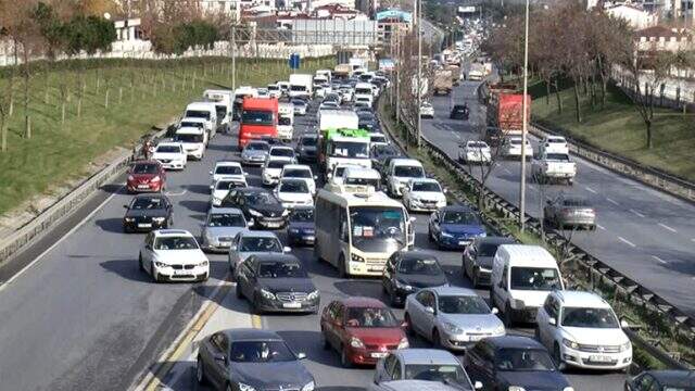 İstanbul'da köprü altına sıkışan tır nedeniyle uzun araç kuyrukları oluştu İstanbul'da köprü altına sıkışan tır nedeniyle uzun araç kuyrukları oluştu