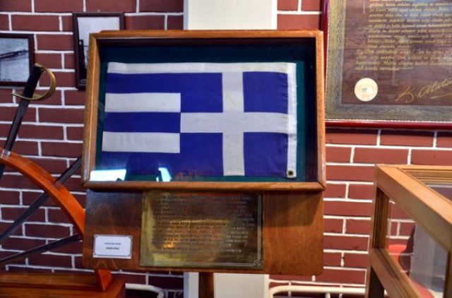 Kardak'tan sökülen Yunanistan bayrağı, deniz müzesinde sergileniyor