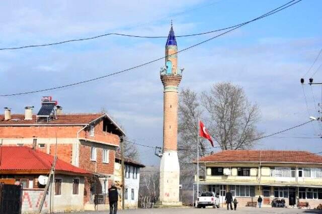 Vatandaşların yıkmaya kıyamadığı camisiz minareyi gören şaşıp kalıyor