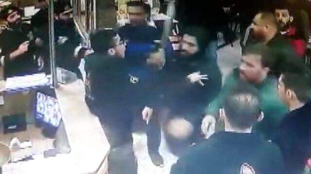 İstanbul'da Suriyelilerin restorana yaptıkları satırlı-bıçaklı baskın kamerada
