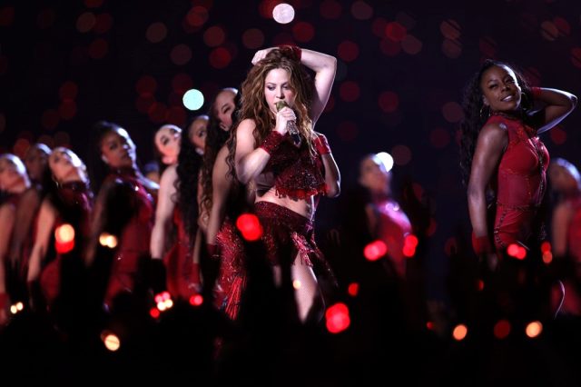Sharika ve Jennifer Lopez, dans gösterileriyle Super Bowl'da göz kamaştırdı