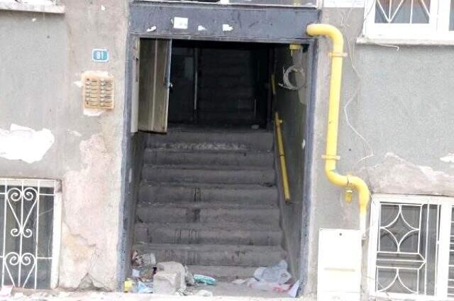 Depremde hasar gören apartmanların demir kapıları çalındı
