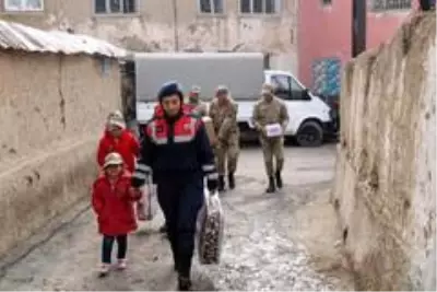 Jandarmadan örnek davranış! Enkazda buldukları altınları sahibine teslim ettiler