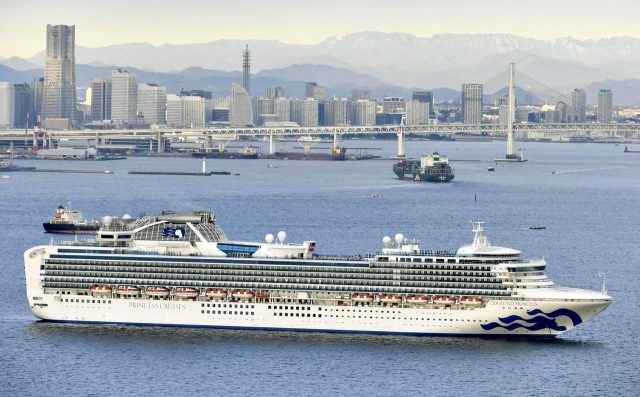 Japonya'da, 3 bin 500 kişi taşıyan yolcu gemisi karantinaya alındı