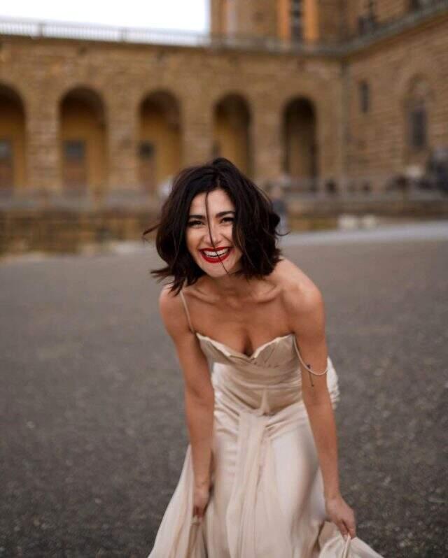 Nesrin Cevadzade beyazlara büründü! Hayranlarından övgü dolu yorumlar aldı