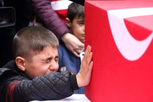 Şehit yakınları, CHP'li vekillerin cenazeye gönderdiği çelenkleri parçaladı