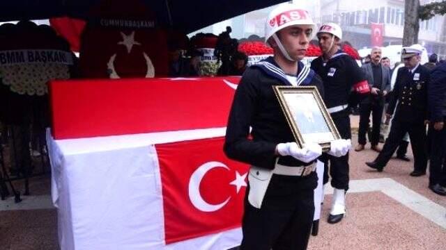 Şehit ağabeyini son yolculuğuna askeri üniformayla uğurladı