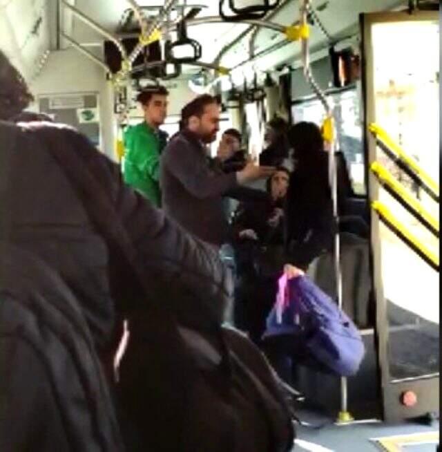 Şoför, üstü kirli diye otobüsten kovduğu çocuk için kendisine tepki gösteren yolcuyu darp etti Şoför, üstü kirli diye otobüsten kovduğu çocuk için kendisine tepki gösteren yolcuyu darp etti