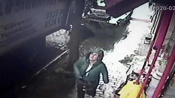 Yolda yürüyen kadın, 4'üncü kattan düşen koltuğun altında kalmaktan saniyelerle kurtuldu