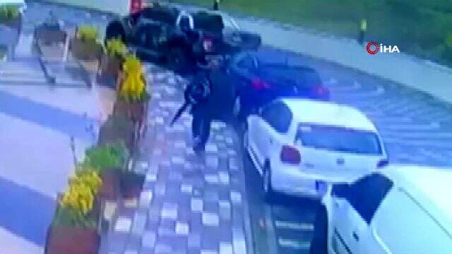 Başakşehir'de hareketli anlar! Hırsızı durdurmak isterken başından silahla vuruldu Başakşehir'de hareketli anlar! Hırsızı durdurmak isterken başından silahla vuruldu