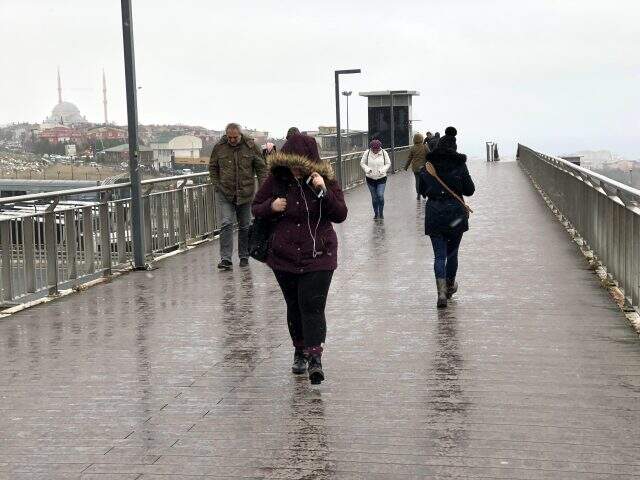 İstanbul'da beklenen kar yağışı başladı, Valilik'ten uyarı geldi İstanbul'da beklenen kar yağışı başladı, Valilik'ten uyarı geldi