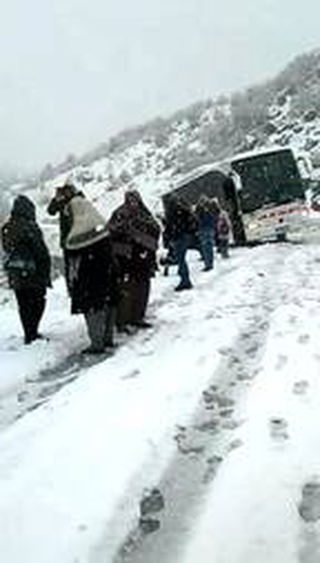 Faciaya ramak kaldı! Kayan yolcu otobüsü, uçurumun kenarında durdu
