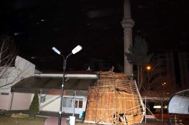 Rüzgar Kayseri'yi savaş alanına çevirdi, cami minaresi beşik gibi sallandı