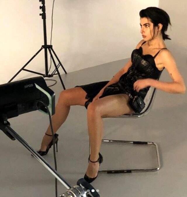 Ünlü oyuncu Nesrin Cavadzade siyah yırtmaçlı elbisesiyle büyüledi