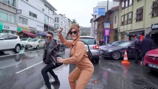 Kerimcan Durmaz ve İrem Derici sokak ortasında kalça dansı yaptı