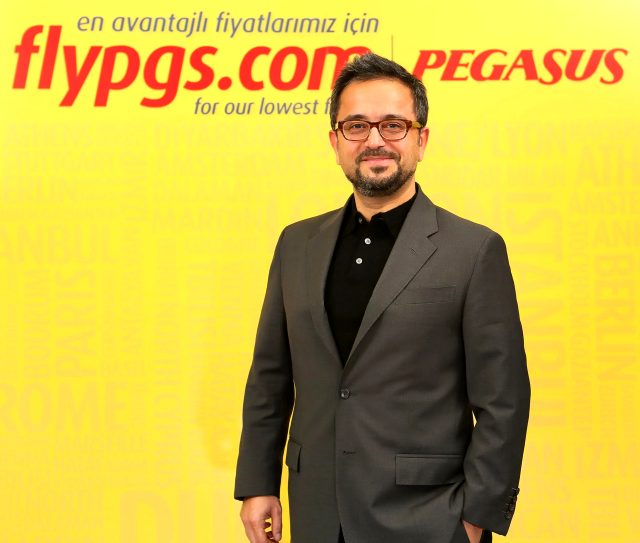 Pegasus'un sahibi Ali Sabancı, uçak kazasında hayatını kaybeden Alev Gençoğlu'nun cenazesinde katıldı