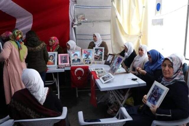 Teslim olan PKK'lı genç kız, evlat nöbeti tutan ailelere dağda yaşadıklarını anlattı