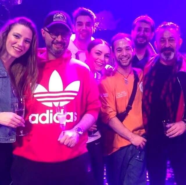 Aşk yaşadıkları iddia edilen Cem Yılmaz ve Serenay Sarıkaya yurt dışında görüntülendi