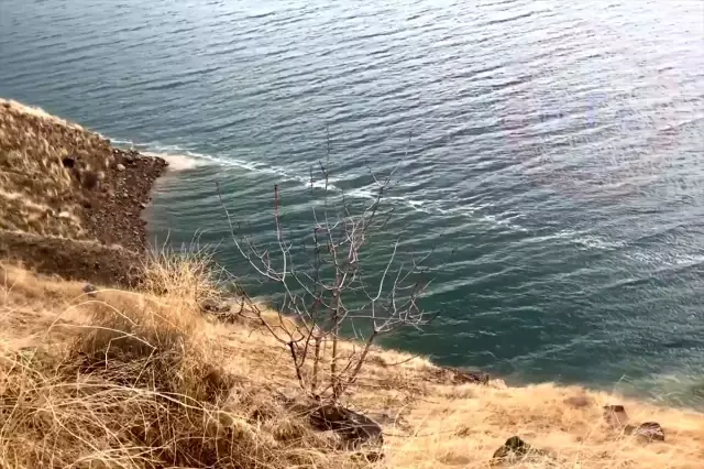 6,8 ile sallanan Elazığ'da baraj gölü üzerindeki görüntü şaşırttı