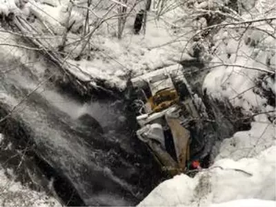 Yol açma çalışması yapan kepçe uçuruma yuvarlandı! 1 ölü, 2 yaralı