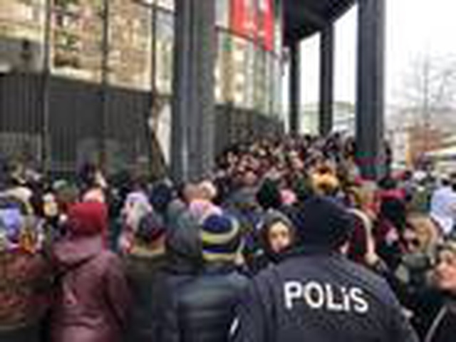 Bursa'da mağaza açılışı nedeniyle yapılan indirim kampanyası izdihama neden oldu