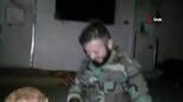 Esed rejimi askerleri mezardan kafatası çıkartıp video çekti