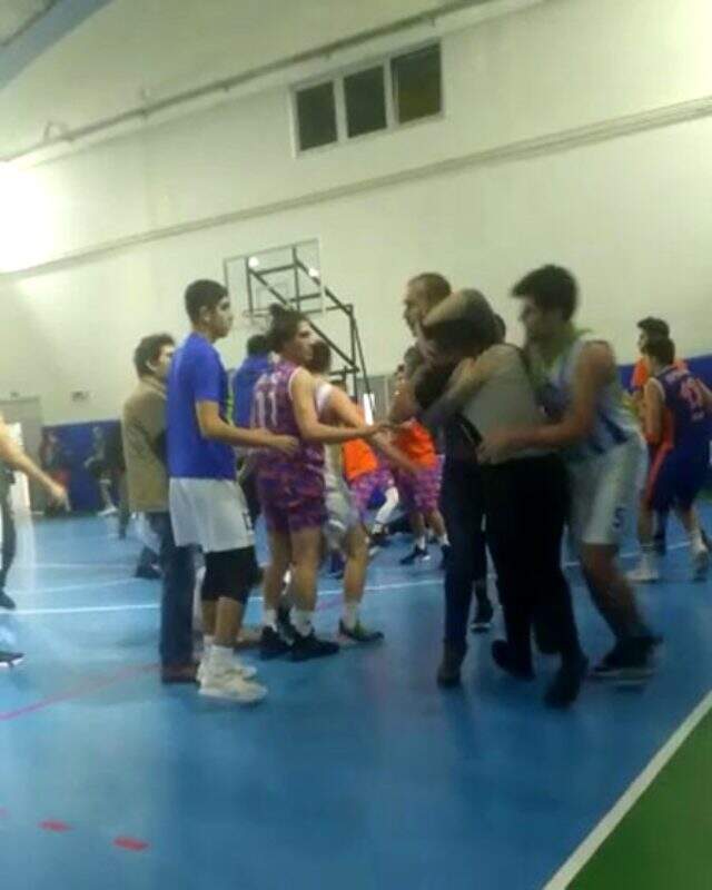 Basketbol maçında antrenör ve oyuncuları, hakeme saldırdı Basketbol maçında antrenör ve oyuncuları, hakeme saldırdı