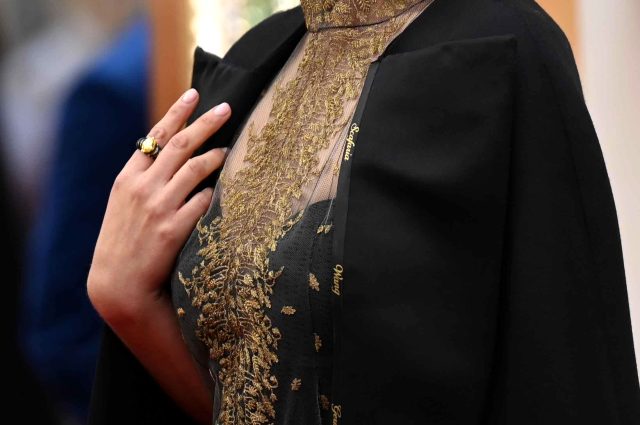 Güzel oyuncu Natalie Portman, adaylık alamayan kadınların isimlerini kıyafetine işletti