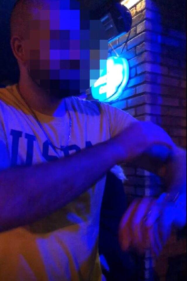 Adana yasadışı bahis vaadiyle dolandırıcılık yapan çetenin lüks yaşamı ortaya çıktı Yasa dışı bahis vaadiyle 2 milyonluk vurgun yapan çete üyeleri, birbirlerini parayla dövdü