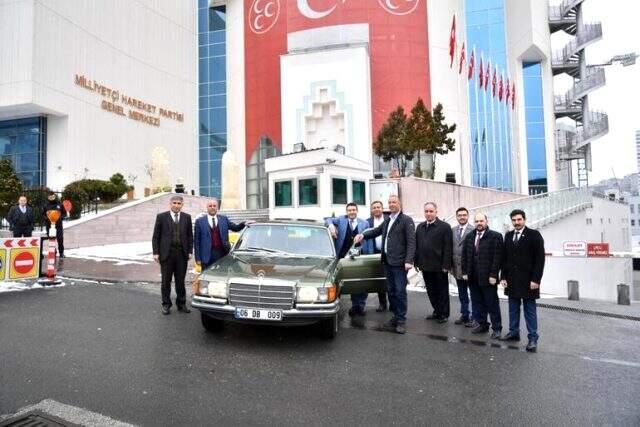 Bahçeli, Harran Belediye Başkanı'na koleksiyonundan özel araç hediye etti